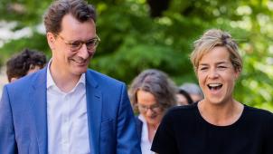 <p>Ein Schnappschuss aus dem Mai 2022: Hendrik Wüst (CDU) und Mona Neubaur (Bündnis 90/Die Grünen) kommen nach der Landtagswahl zu ersten Sondierungsgesprächen.</p>