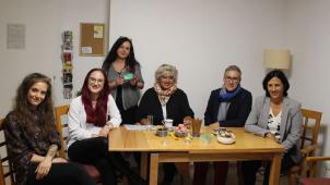 <p>(v.l.n.r.) Die Sozialarbeiterinnen Nora Gehendges und Natalie Kupka stellen gemeinsam mit Dagmar Offermann (Geschäftsführerin Wabe e.V.), Stadtdirektorin Annekathrin Grehling, Oberbürgermeisterin Sibylle Keupen sowie Birgitt Lahaye-Reiß (Aufsichtsrat Wabe e.V.) das Projekt „Liane – Schutz- und Ruheraum für straßensexarbeitende Menschen rund um den Kaiserplatz“ vor.</p>