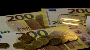 <p>In Zeiten von ständig steigenden Energiekosten soll schon bald ein Gesetz in Kraft treten, dass Stromanbieter verpflichtet, ihren Kunden künftig „dynamische Verträge“ anzubieten.</p>