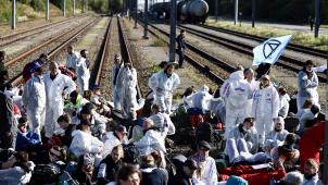 <p>Umweltaktivisten der Initiative „Code Rouge“ blockierten am Samstag den Eingang zur TotalEnergies-Raffinerie in Feluy.</p>
