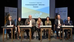 <p>José Grommes, Ministerin Lydia Klinkenberg, Freddy Cremer, Liesa Scholzen, Kathy Elsen, Ministerpräsident Oliver Paasch und Raymond Heiners (v.l.) während der ProDG-Pressekonferenz am Dienstag im Jünglingshaus Eupen.</p>
