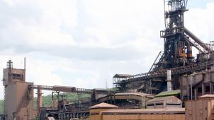 <p>Der stillgelegte Hochofen B im Lütticher Maasbecken ist landschaftsprägend. Er wird nun abgerissen.</p>