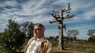 <p>Der renommierte Künstler Mark Dion hat in dem Weiler Herbricht an der Maas einen „Baum des Lebens“ mit Tieren und Gegenständen mit einem Bezug zu dieser Flusslandschaft geschaffen.</p>