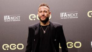 <p>2017 wechselte Neymar dann vom FC Barcelona für die Rekordsumme von 222 Millionen Euro nach Paris.</p>