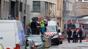 <p>Bei dem Unfall waren drei Personen schwer verletzt worden, darunter ein Feuerwehrmann und ein Polizist.</p>