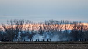 <p>Immer wieder versuchen Flüchtlinge nach Griechenland zu gelangen, wie hier am türkischen Grenzübergang Pazarkule bei Edirne.</p>
