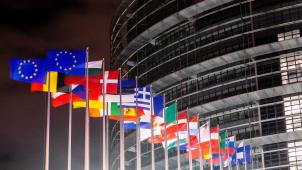 <p>Die Flaggen der europäischen Mitgliedsstaaten wehen vor dem Gebäude des Europäischen Parlaments in Strasbourg.</p>