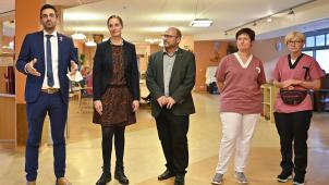 <p>Stellten das Pilotprojekt gemeinsam vor: DG-Minister Antonios Antoniadis, die Leiterin des Katharinenstifts, Nadja Brockhans, der Leiter des Marienheims, Patrick Laschet, Begleiterin Viviane Schröder und Colette Groteclaes, Hauswirtschaftsleitung im Marienheim (v.l.).</p>