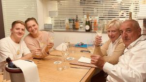 <p>Für Vinciane und Roland Schöffers (Foto rechts) endet das Kapitel „Côté Comptoir“, für Robin Comans und Vinciane Géron (Foto links) beginnt es.</p>