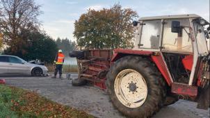 <p>Ein Traktor stieß mit einem Auto zusammen.</p>