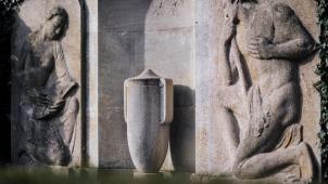 <p>Die Begräbnisstätte der Eheleute Arthur Peters und Ida Schoeller wurde bereits zu ihren Lebzeiten in Auftrag gegeben. Die Tuchfabrikantenfamilie hat auch die Villa Peters im Stadtteil Bellmerin erbauen lassen.</p>