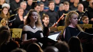 <p>Als Solistin war unter anderem die Sopranistin Cynthia Hagelstein aus Herbesthal (vorne links) zu hören.</p>