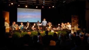 <p>Rückblicke und Ausblicke beim Start in die Jubiläumssession wurden von Musik begleitet, dargebracht vom großen Ensemble der Musikakademie, das sich aus Lehrern und ehemaligen Schülern der Akademie zusammensetzt.</p>