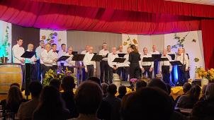 <p>Trink- und Weinlieder hatte sich der Männergesangverein Raeren auf die Fahnen geschrieben – wohl das Richtige, um in diesen trüben Zeiten Freude und Ablenkung zu schenken.</p>