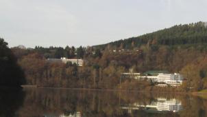 <p>Das Dorint-Hotel am Biersdorfer See (Eifelkreis Bitburg-Prüm), eines der größten Hotels der Eifel, wird zum Jahresende schließen. Ob die Immobilie danach weiter touristisch genutzt wird, ist noch unklar.</p>