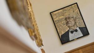 <p>Seit Wochenbeginn hängt das Porträt von Fred Evers, das der Künstler Roland Groteclaes angefertigt hat, im Eupener Rathaussaal. Von seinem Platz aus schaut der Ehrenbürgermeister in Richtung all jener Stadtväter, denen diese Ehre bereits zuvor zuteilwurde.</p>