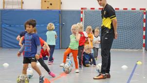 <p>Alemannia-Trainer statteten der Roetgener Kita „Wackelzahn“ einen Besuch ab.</p>