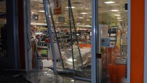 <p>Die Einbrecher fuhren gegen die Eingangstür eines Drogeriemarktes in Simmerath.</p>
