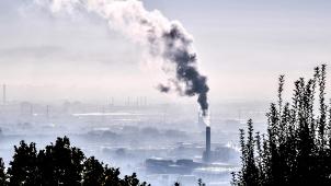 <p>Rauch steigt aus einer Fabrik im Südosten Frankreichs.</p>