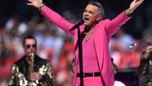 <p>Robbie Williams steht seit 25 Jahren auf der Bühne. Nächstes Jahr ist der Brite beim Pinkpop zu Gast.</p>