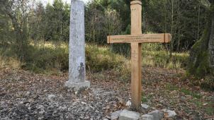 <p>Das Kreuz der Verlobten am preußisch-belgischen Grenzstein 151 erinnert an ein junges Paar, das 1871 im Schneesturm umkam.</p>