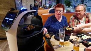 <p>Gäste nehmen im Sushi-Restaurant Nakoyashi ihre bestellten Speisen aus dem Serviceroboter Miaomiao.</p>