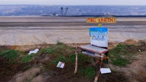 <p>Ein sogenannter „Pöbel-Kasten!“ von Umweltaktivisten aus dem Protestcamp steht unmittelbar an der Abrisskante des Braunkohletagebaus Garzweiler. Man kann seinen „RWE-Frust“ auf einen Zettel schreiben und ihn anschließend hinabwerfen.</p>