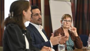 <p>Claire Guffens von Miteinander Teilen, DG-Minister Antonios Antoniadis (SP) und Anne Lecomte von CNCD 11.11.11 (v.l) während der Pressekonferenz am vergangenen Freitag in der Klötzerbahn Eupen.</p>