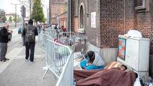 <p>Die Zahl der Flüchtlinge, die bei der Ankunft in Belgien wegen fehlender Unterbringungsmöglichkeiten auf der Straße landen, nimmt seit Monaten kontinuierlich zu.</p>