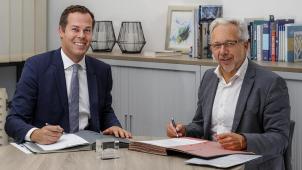 <p>BRF-Direktor Alain Kniebs (links) und Jean-Paul Philippot, der Geschäftsführer des frankfonen Rundfunksenders RTBF, bei der Vertragsunterzeichnung.</p>