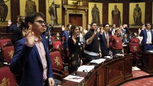 <p>Die jungen „Senatoren auf Zeit“ leisten zu Beginn des Jugendparlaments ihren Eid.</p>