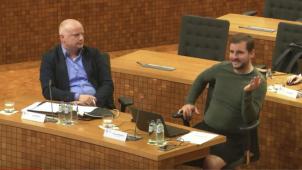 <p>Andreas Jerusalem nahm im neuen Outfit neben dem Vivant-Abgeordneten Alain Mertes (links) Platz, der einen Workshop des Agora-Theaters kritisierte.</p>