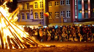 <p>Große Kinderaugen und ein großes Feuer: Beides darf am Ende des Eupener Martinszugs nicht fehlen.</p>