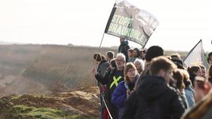 <p>Bei Lützerath stehen Demonstranten am Rande des Braunkohle Tagebaus Garzweiler.</p>