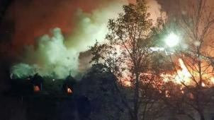 <p>Eine riesige Rauchwolke ging von dem Gebäude aus.</p>