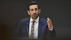<p>Minister Antoniadis (SP) kündigt konkrete Maßnahmen zur Verbesserung der Betreuung für Menschen mit Beeinträchtigung über 21 Jahren an.</p>