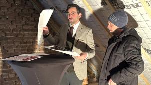 <p>Auf dem Dachboden eines 200 Jahre alten Bauernhauses zogen Minister Antonios Antoniadis (l) und Michael Johanns Bilanz nach einem Jahr DG-Energieprämie.</p>