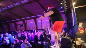 <p>Der Auftritt von Mike Nüchtern war nicht geplant, doch der Lokalmatador sprang kurzerhand für die „verschollene“ Brass-Band Druckluft in die Bresche.</p>