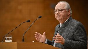 <p>Der CSP-Abgeordnete Robert Nelles bei der Debatte im Parlament. „Die Regierung hat sich in der Reihenfolge vertan. Anfangs kam eine Orientierungsnote mit anschließenden Gesetzesanpassungen, jetzt das Dekret und in einer dritten Phase soll die Vision kommen, wie unser Raum künftig gestaltet werden soll. Das ist das Pferd von hinten aufzäumen“, sagt er.</p>