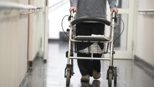 <p>Das Pflegegeld soll Anfang des kommenden Jahres an den Start gehen. Doch sorgt die neue Gesetzgebung für Kritik der Krankenkassen und der CSP.</p>