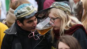 <p>Am Freitag haben in Brüssel viele Studenten „Saint-V“ gefeiert. Bei dem traditionsreichen Festakt, der jedes Jahr aufs Neue im Zentrum der Hauptstadt vollzogen wird, zelebrieren die Studenten der ULB und VUB die Gründung der Freien Universität Brüssel. Das eine oder andere kühle Getränk durfte bei dem Event natürlich nicht fehlen.</p>