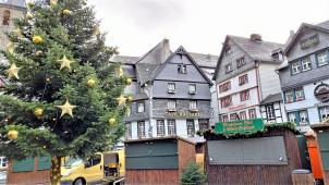 <p>Noch herrscht Ruhe in der Budenstadt, aber das wird sich ab Freitag ändern. In Monschau stellt man sich auf viele Besucher ein.Fotos: Günther Sander</p>