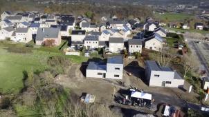 <p>In Kürze werden zwei Familien in die Modulhäuser einziehen. Wohnungsnot ist anderthalb Jahre nach der Flut immer noch ein Thema in der Gemeinde.</p>