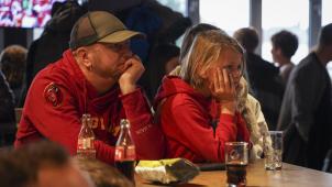 <p>Alles andere als ein Fußball-Leckerbissen: Da haben Vater und Sohn – wie hier am Sonntag im KTSV-Lokal – wohl schon deutlich unterhaltsamere Spiele zusammen geschaut.</p>