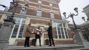 <p>Staatssekretär Dermine übergibt die Schlüssel des Klimazentrums an die Direktorinnen Ella Jasmin (l.) und Valerie Trouet.</p>