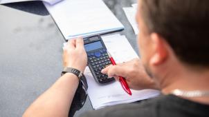 <p>Rechnen, rechnen und noch einmal rechnen: Die Belgier sehen sich in Zeiten der galoppierten Inflation mit steigenden Kosten konfrontiert.</p>
