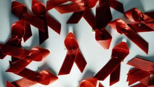 <p>Die Rote Schleife ist weltweit ein Symbol der Solidarität mit HIV-Infizierten und AIDS-Kranken.</p>