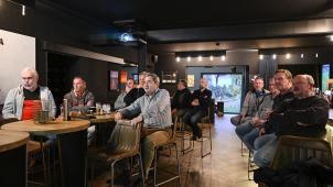 <p>Die Atmosphäre in der Brasserie ist am Donnerstag gemütlich. Vorne an der Theke sitzt eine Gruppe Männer um den ehemaligen AS-Präsidenten Ralph Lentz. Insgesamt wollen sich rund 20 Personen das Spiel der Teufel im Hertogenwald nicht entgehen lassen.</p>