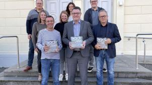 <p>Sie alle haben mitgewirkt (von links nach rechts): Marc Heckert, Caroline Niehus, Michel Grobusch, Sonja Essers, Merve Polat, Städteregionsrat Dr. Tim Grüttemeier, Tim Griese und Thomas Thelen (Chefredakteur der Aachener Zeitung)</p>