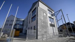 <p>Ein Blick von außen auf das Eupener Gerichtsgebäude</p>